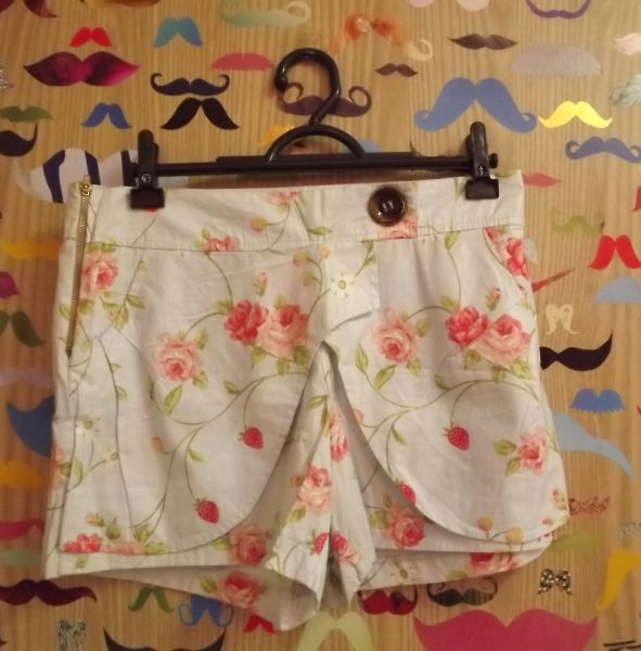Short-Saia floral branco