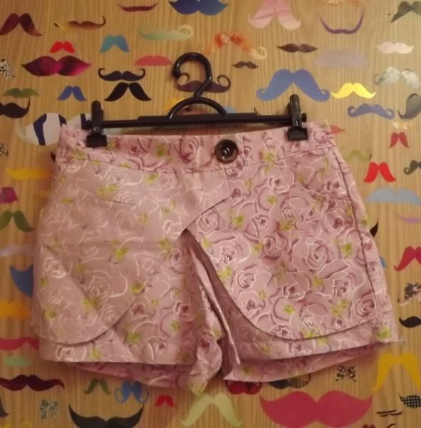 Short-Saia floral rosa